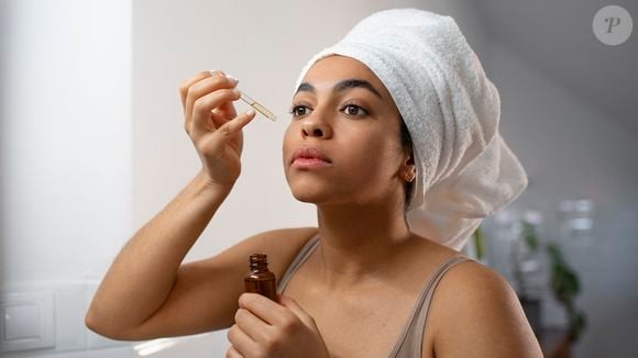 Os desmatologistas costumam recomendar o retinol a partir dos 40 anos porque é quando as rugas e a flacidez começam a se tornar mais evidentes