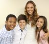 Paolla Oliveira abraça as crianças João Gabriel D'Alelluia, Kadu Schons e Mel Maia, nos bastidores da novela 'Além do Tempo', que está em reprise na Globo