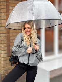 Adeus, botas pretas de cano curto! Estas botas cor caramelo salgado, com salto confortável, serão a grande sensação para os dias de chuva em 2026