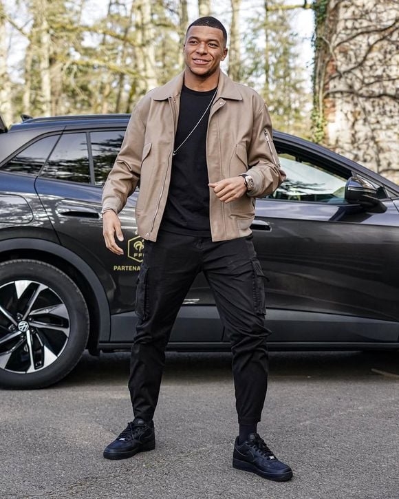 Astro do Real Madrid, Mbappé transforma parte da sua fortuna em uma coleção de carros milionários, com modelos esportivos e veículos de luxo