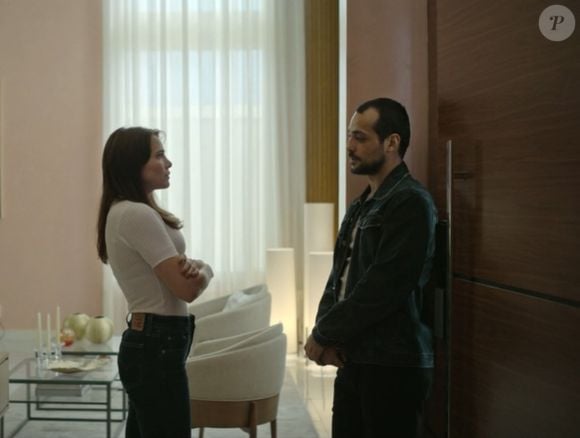Em 'Os Outros', Letícia Colin interpretou Raquel, uma mulher evangélica que não aprova a permanência de Sérgio, vivido por Eduardo Sterblitch, um miliciano, como seu vizinho no condomínio