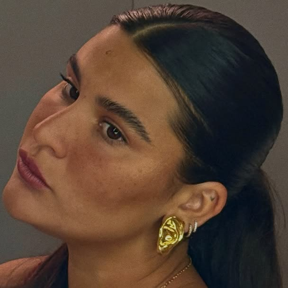 Filha de Flávia Alessandra, Giulia Costa tira parte de cima do biquíni e toma sol de bumbum para cima: 'Férias'