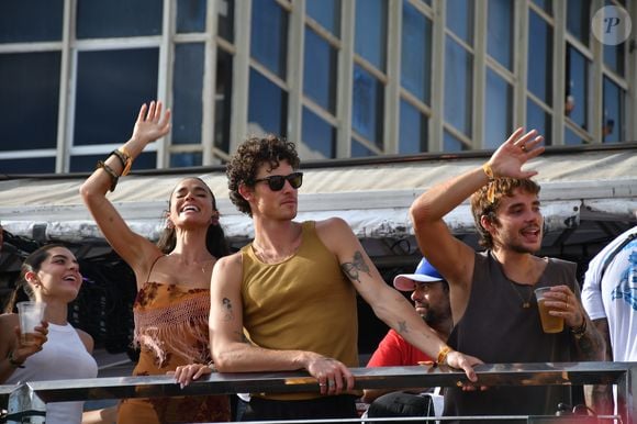Bruna Marquezine e Shawn Mendes curtiram o trio de Ivete Sangalo no Carnaval de Salvador neste sábado, dia 14 de fevereiro