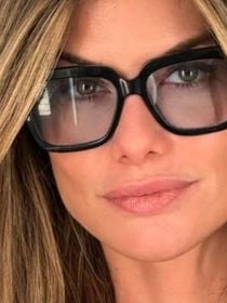 O novo cabelo loiro de Alinne Moraes exala sofisticação: Vanessa de 'Por Você' adota tom de dourado metálico e hair stylist  revela detalhes do corte em camadas: 'criando movimento e leveza, sem perder a elegância'