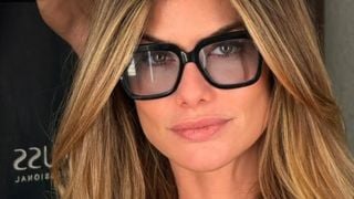 O novo cabelo loiro de Alinne Moraes exala sofisticação: Vanessa de 'Por Você' adota tom de dourado metálico e hair stylist  revela detalhes do corte em camadas: 'criando movimento e leveza, sem perder a elegância'