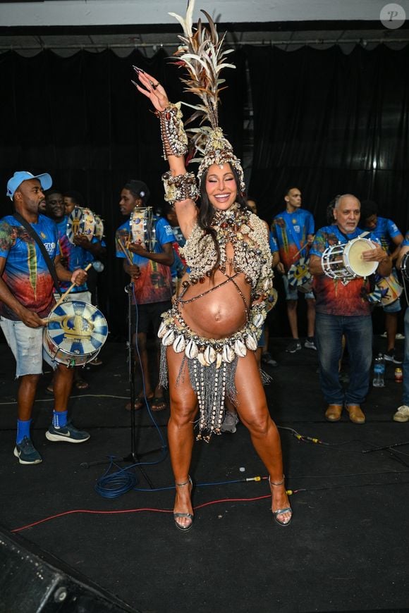 Sabrina Sato participa de ensaio da Vila Isabel com a barriga de grávida à mostra e produção repleta de detalhes brilhantes, em preparação para o Carnaval 2027