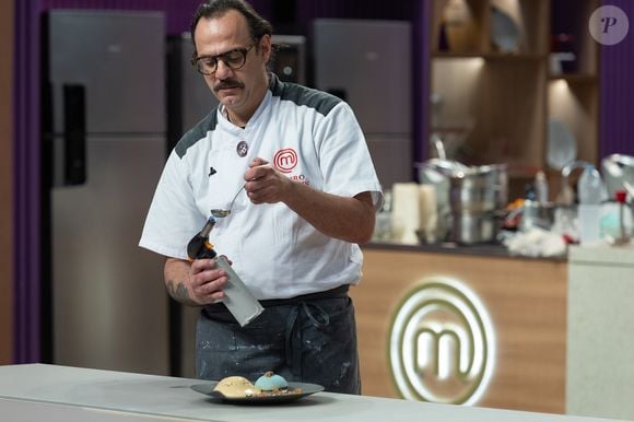 Ramiro Bertassin se consagra como finalista do ‘MasterChef Confeitaria 2025’ com boneco de chocolate natalino