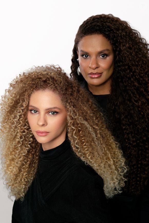 O Coconut Blonde, desenvolvido por Vivi Siqueira, é um loiro luminoso inspirado no sol, na brisa carioca e em referências gourmand como crème brûlée e drinks refrescantes, segundo a L'Oréal Professionnel