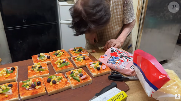 Produzindo cerca de 25 tipos diferentes de produtos todos os dias, a Yaoki Bakery se tornou símbolo de perseverança. Entre os itens mais procurados estão pães recheados, croquetes, cachorros-quentes, éclairs e bombas de creme
