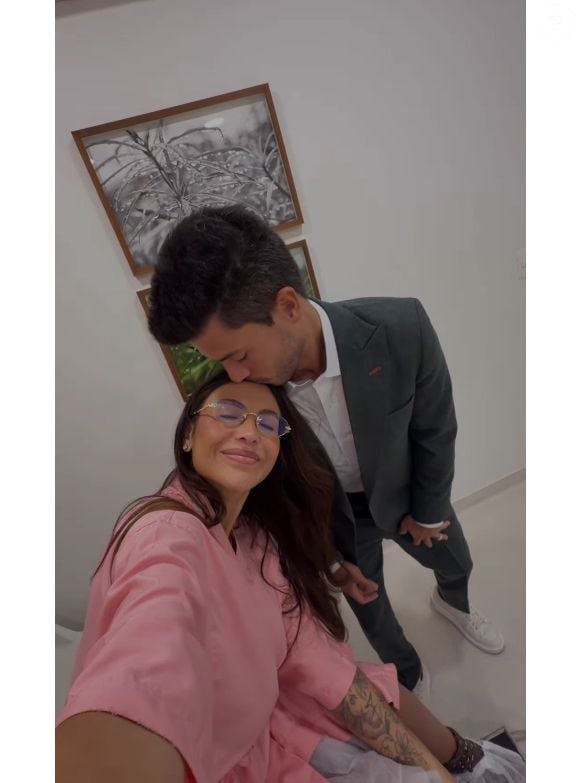 Arthur Aguiar à espera do 3º filho: ator fez carinho na mulher, Jheny Santucci