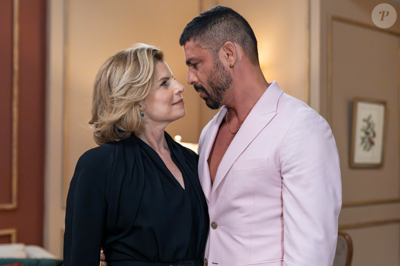 Cesar (Cauã Reymond) surge no quarto de Odete Roitman (Debora Bloch) em cena de flashback na novela 'Vale Tudo', capítulo de 14 de outubro de 2025, terça-feira