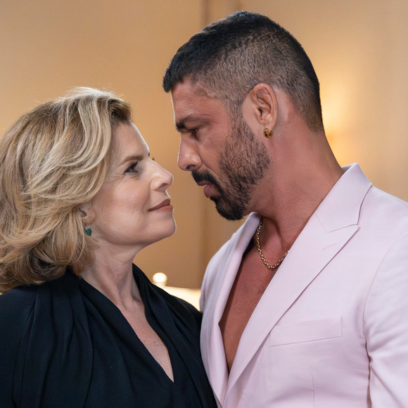 Cesar (Cauã Reymond) surge no quarto de Odete Roitman (Debora Bloch) em cena de flashback na novela 'Vale Tudo', capítulo de 14 de outubro de 2025, terça-feira