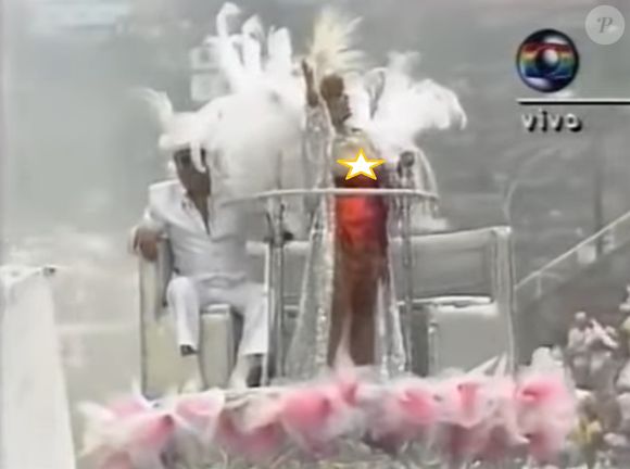 Dercy Gonçalves desfilou no carnaval 1991 semanas após quebrar a bacia em acidente de carro