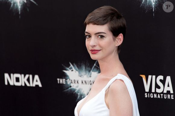 2012: Anne Hathaway radicalizou seu visual e surgiu com um cabelo no estilo Joãozinho