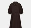 Vestido camisa marrom da Zara aposta em gola de lapela, mangas bufantes e modelagem evasê para criar uma produção elegante e feminina