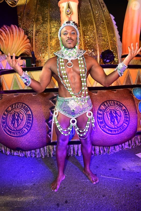 Carnaval de São Paulo: com look semelhante, ex-BBB Fred Nicácio também integrou o desfile da Mocidade