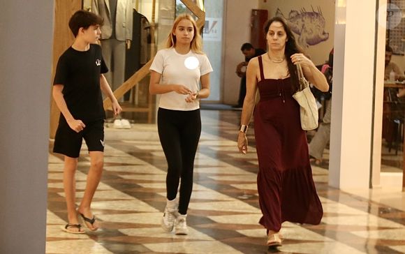Valkíria de 'História de Amor', Claudia Mauro levou os filhos ao shopping e chamou atenção pela semelhança com Carolina, 14 anos