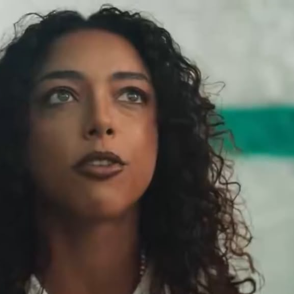 Pela primeira vez, Alice Carvalho confirmou publicamente que teve um romance com Preta Gil e contou detalhes da relação no documentário do Globoplay