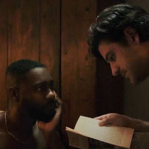 Disponível no Prime Video, "Maré Alta" mistura romance, imigração e identidade em um drama instigante e atual