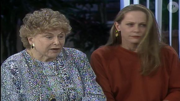 Gafe na novela 'A Viagem': cabelo de Maroca (Yara Cortes) apareceu com outro penteado, um pouco mais longo e mais claro na sequência exibida depois