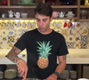 Para fazer a sopa, você vai começar refogando o frango com molho de tomate, temperos, cebola, alho e tomate