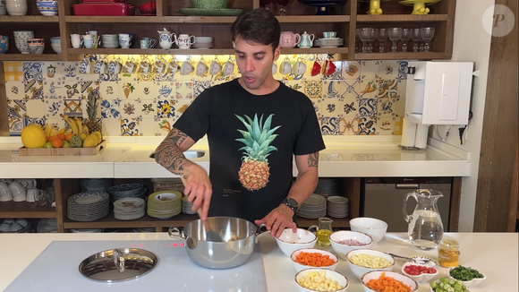 Para fazer a sopa, você vai começar refogando o frango com molho de tomate, temperos, cebola, alho e tomate