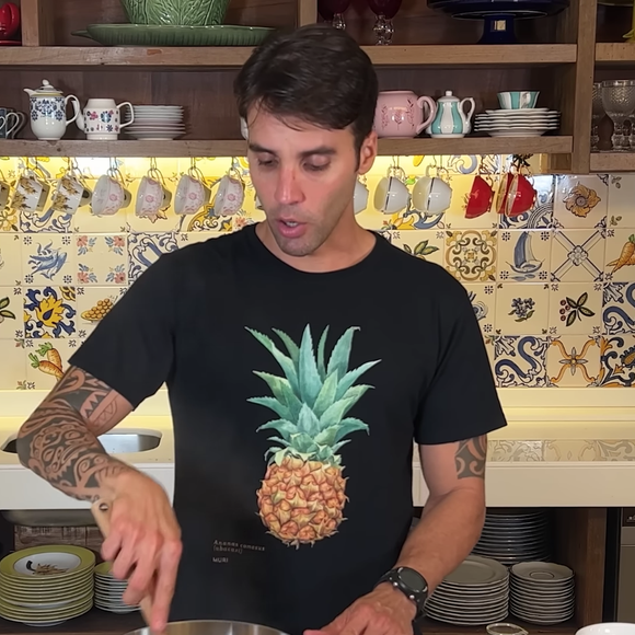Para fazer a sopa, você vai começar refogando o frango com molho de tomate, temperos, cebola, alho e tomate