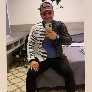 Danilo Nascimento abandonou o filho de 12 anos e se recusa a quitar suas dívidas de pensão alimentícia, segundo o colunista Erlan Bastos, do portal Em OFF