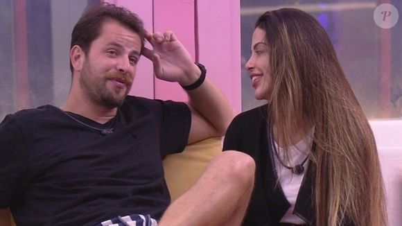 Laís Caldas e Gustavo Marsengo participaram do ‘BBB 22’ e engataram um romance dentro do confinamento