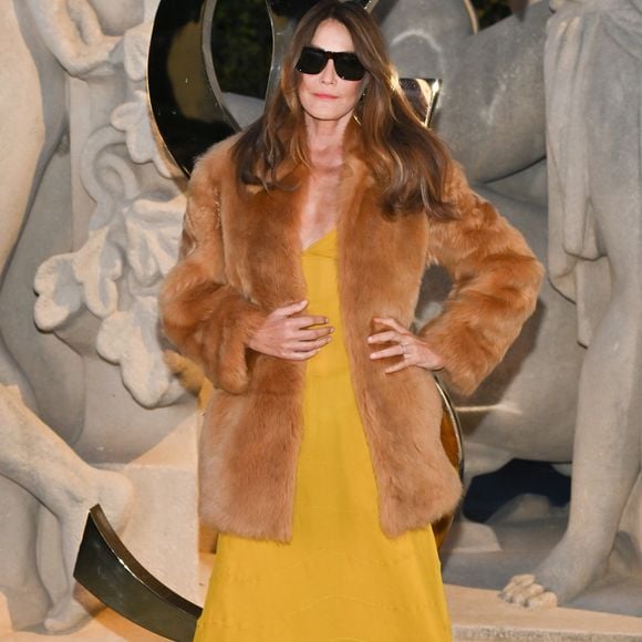 Carla Bruni prestigia desfile Saint Laurent na Semana de Moda de Paris, na França, nesta segunda-feira, 29 de setembro de 2025
