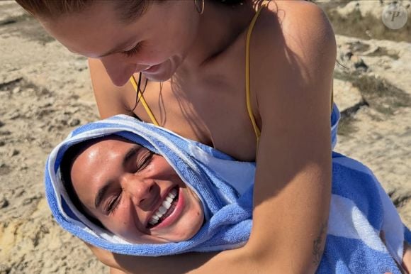 Bruna Marquezine iniciou: "Oro por uma vida todinha dividindo refeições, provadores, itinerários, memórias, choros e gargalhadas, botas e jaquetas, sonhos e conquistas com você"