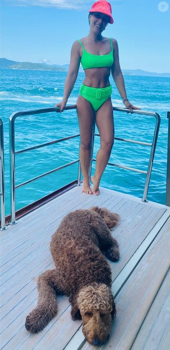 Moda praia de Angélica: Desta vez, a esposa de Luciano Huck caprichou no modelo de biquíni verde em tonalidade vibrante, exibindo a sua boa forma, com essa calcinha hot pants.