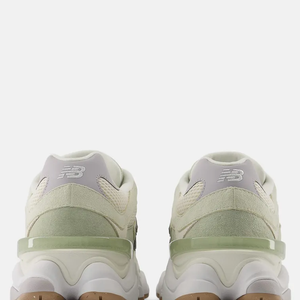 O modelo 9060 é apontado como uma evolução contemporânea de clássicos da New Balance, trazendo referências retrô dos anos 2000 com uma leitura atual.