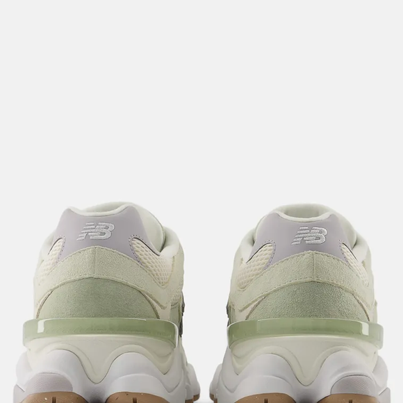 O modelo 9060 é apontado como uma evolução contemporânea de clássicos da New Balance, trazendo referências retrô dos anos 2000 com uma leitura atual.