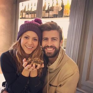 Depois da separação de Shakira, Piqué permaneceu em Barcelona, enquanto a cantora ficou em Miami com Milan e Sasha