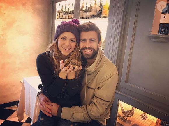 Depois da separação de Shakira, Piqué permaneceu em Barcelona, enquanto a cantora ficou em Miami com Milan e Sasha