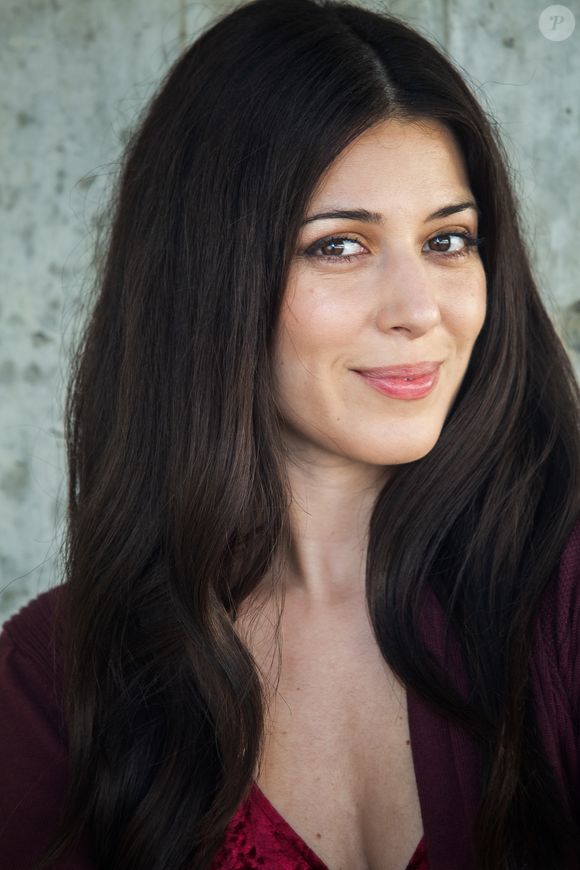 Elizabeth Tabish como Maria Madalena: uma mulher redimida de Magdala e uma das mulheres que ajudam no ministério de Jesus.