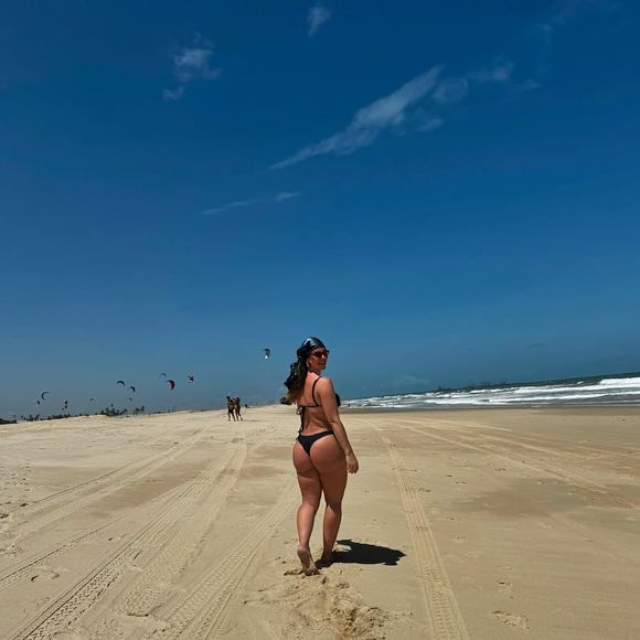 Bumbum de Paolla Oliveira roubou a cena em novas fotos de biquíni