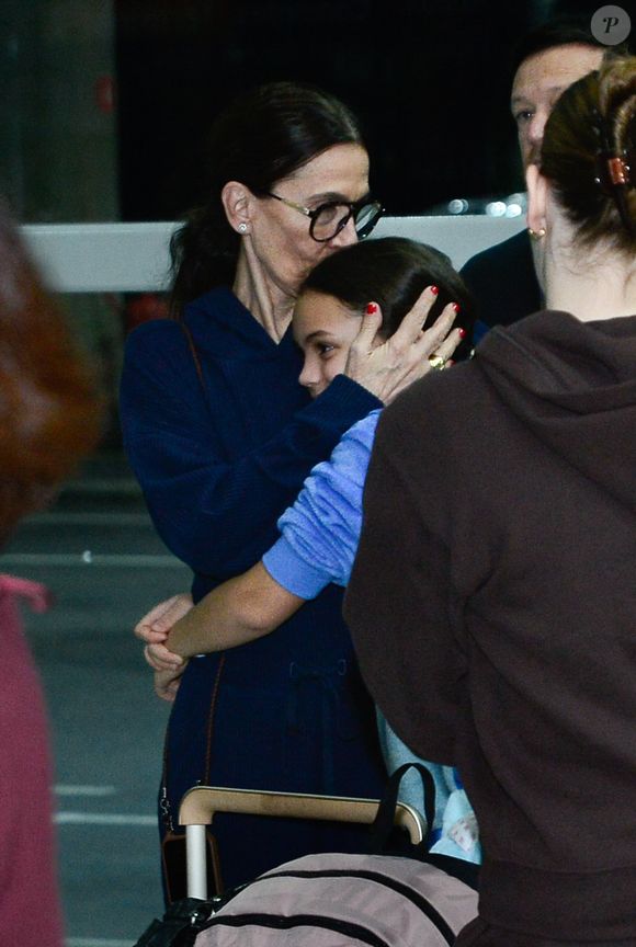 Neta de Preta Gil ganha carinho da bisavó ao desembarcarem em SP