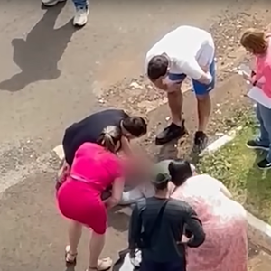 Mulher arremessada ao chão sofre contusão no quadril, mas não corre risco de vida, segundo jornal