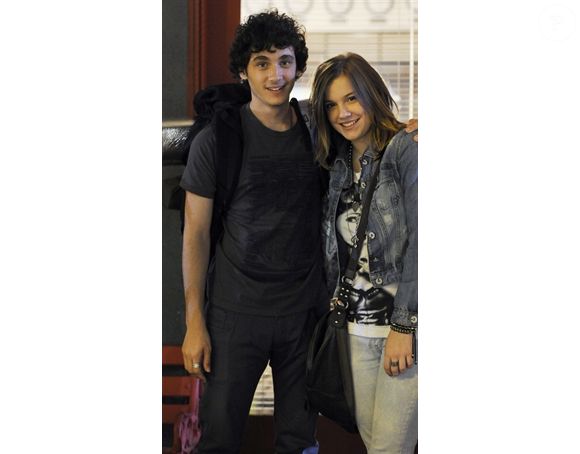 Guilherme Prates (Dinho) fez par romântico com Alice Wegmann (Lia) na Malhação