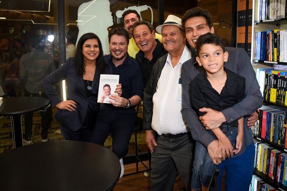 Mara Maravilha e Luis Ricardo em foto rara com o filho da apresentadora