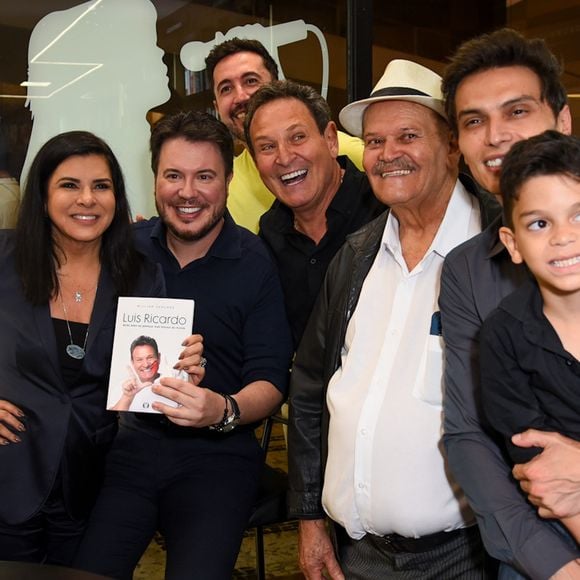 Mara Maravilha e Luis Ricardo em foto rara com o filho da apresentadora