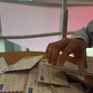 Cartas eram guardadas pela mãe de César Tralli com muito carinho em uma pasta