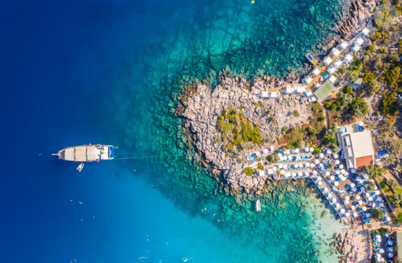 Cercada pelas montanhas de Toros, Antalya combina praias paradisíacas com natureza exuberante. Não à toa, produções como 'Será Isso Amor?' exploraram suas paisagens cinematográficas.