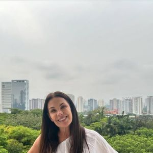 Carolina Ferraz tem um canal de TikTok onde compartilha dicas de beleza