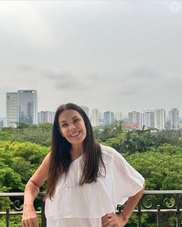 Carolina Ferraz tem um canal de TikTok onde compartilha dicas de beleza