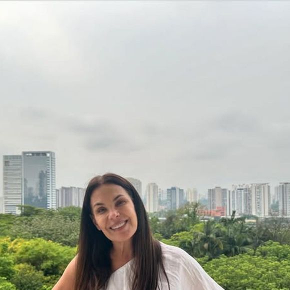 Carolina Ferraz tem um canal de TikTok onde compartilha dicas de beleza