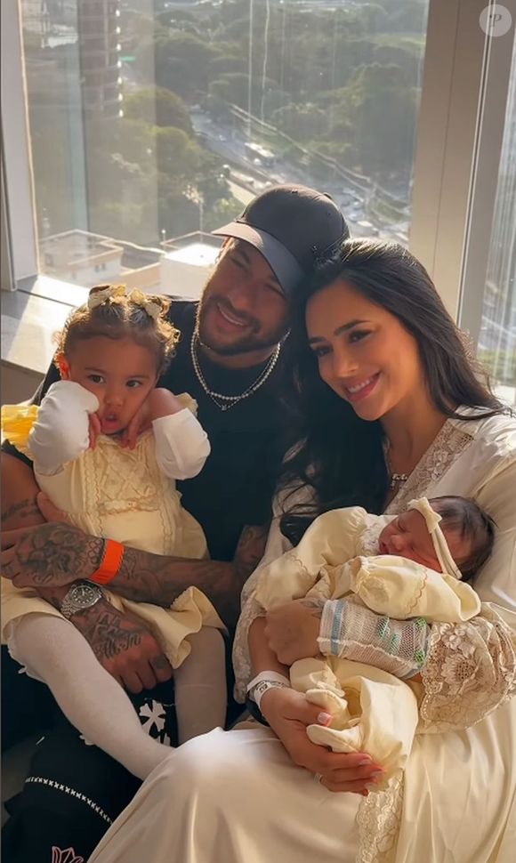 Neymar e Bruna Biancardi com a família completa logo após o nascimento de Mel