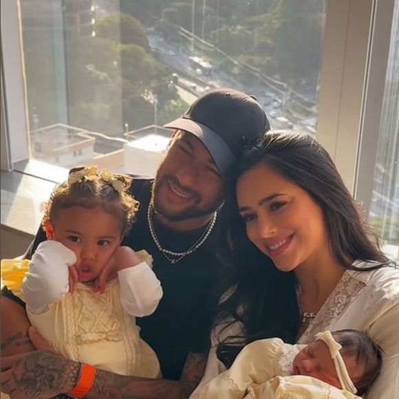 Neymar e Bruna Biancardi com a família completa logo após o nascimento de Mel